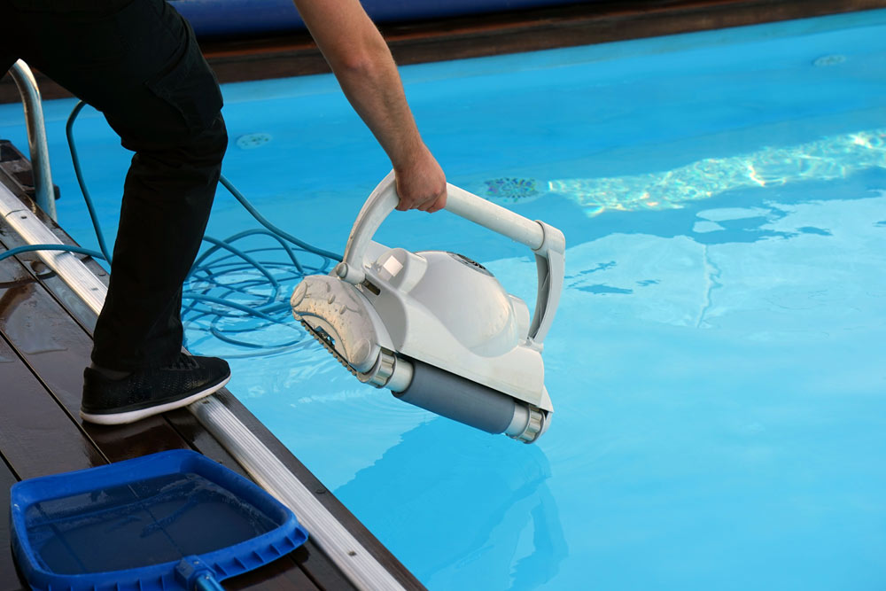 Quel est cet accessoire pour piscine high-tech qui nettoie l'eau tout seul ?